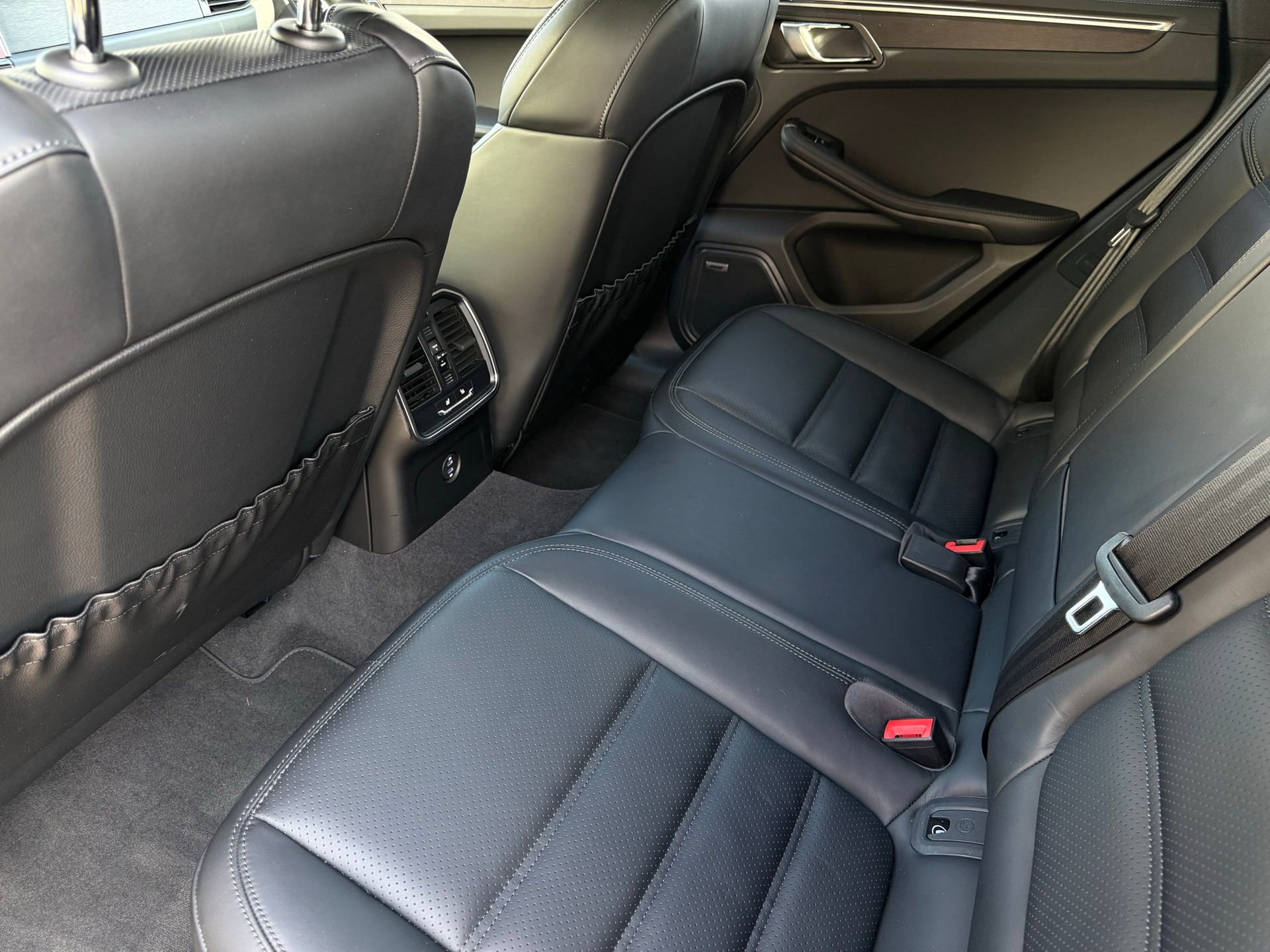 Certified 2025 Porsche Macan GTS image 31