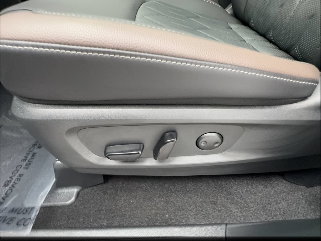 Used 2026 Nissan Pathfinder Platinum w/ Cargo Package FWD image 23