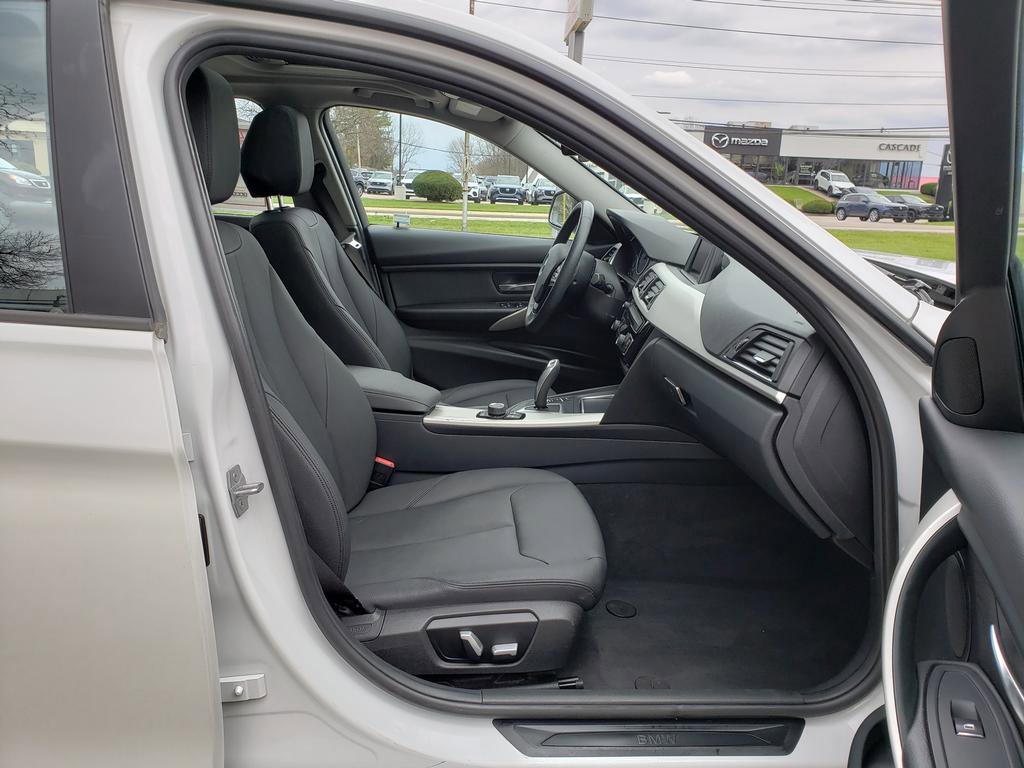 Used 2018 BMW 320i xDrive Sedan image 16