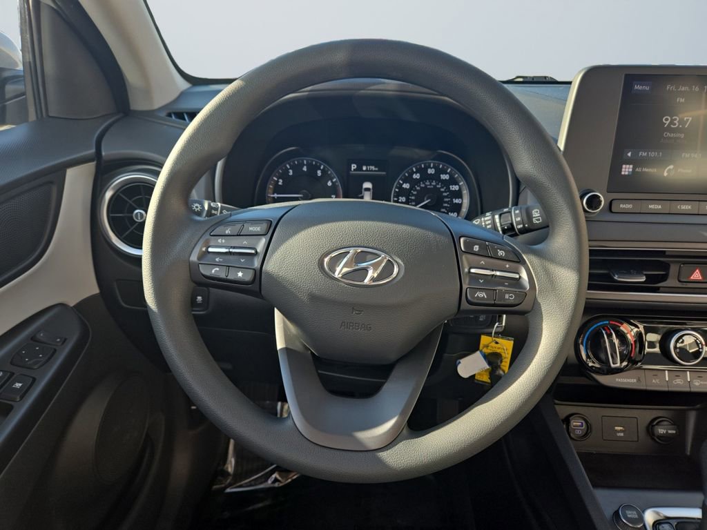Used 2023 Hyundai Kona SE w/ Cargo Package image 12