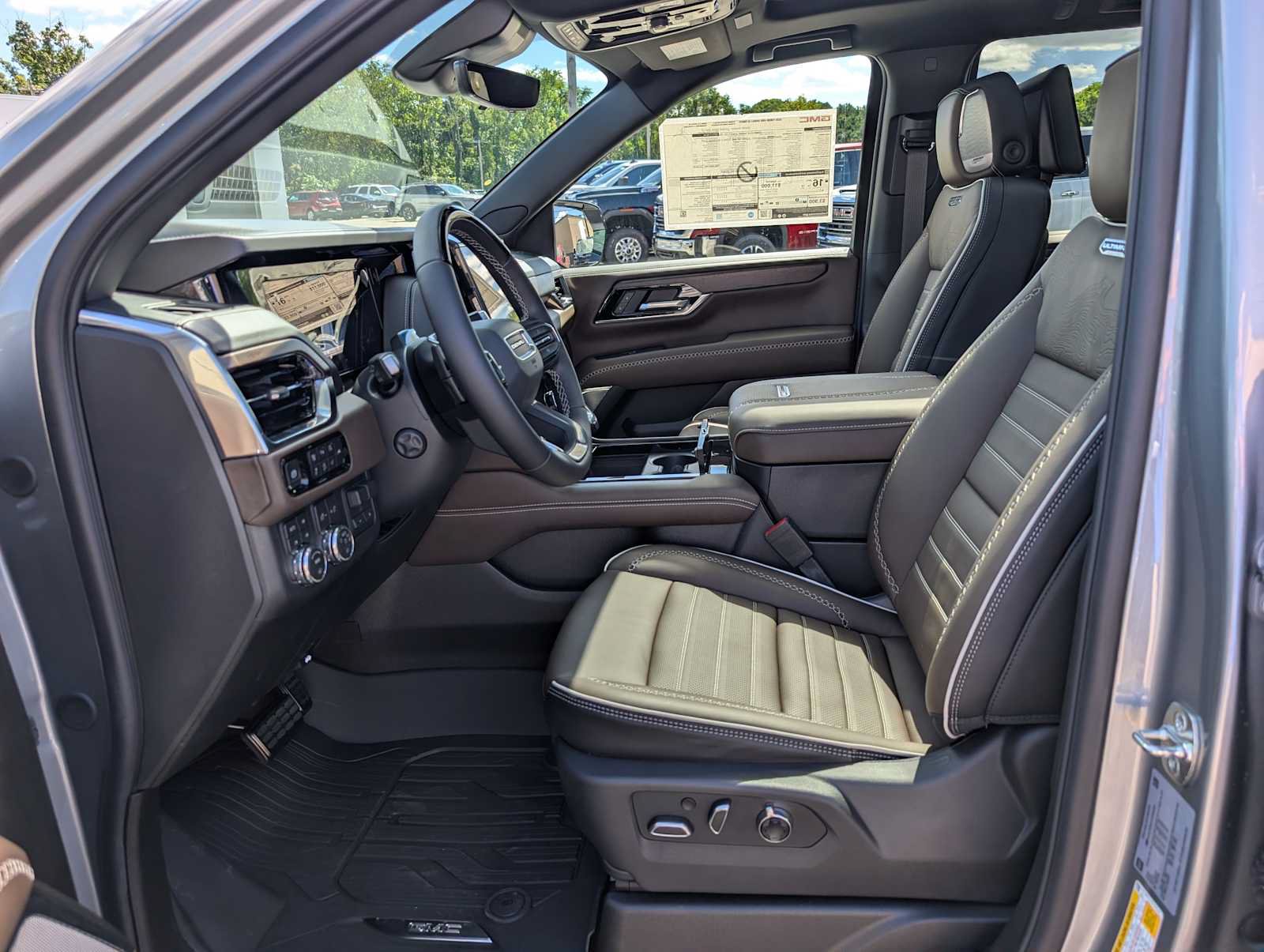 New 2026 GMC Yukon Denali Ultimate w/ LPO, Floor Liner Package AWD/4WD image 4