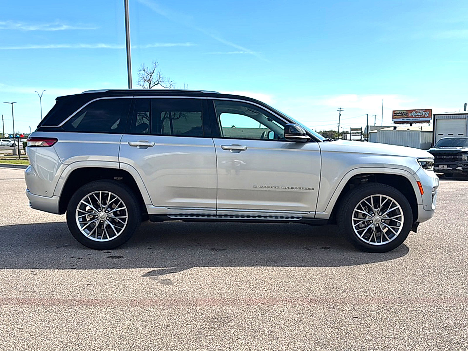 Used 2023 Jeep Grand Cherokee Summit w/ Adv Protech Group IV image 5