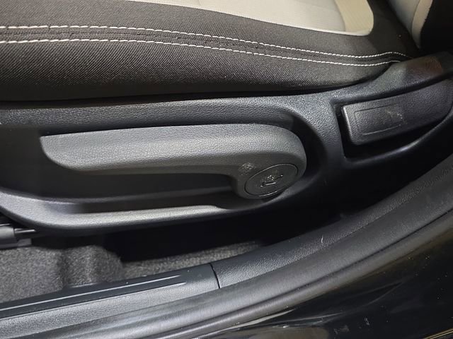 Used 2025 Hyundai Venue SEL image 35