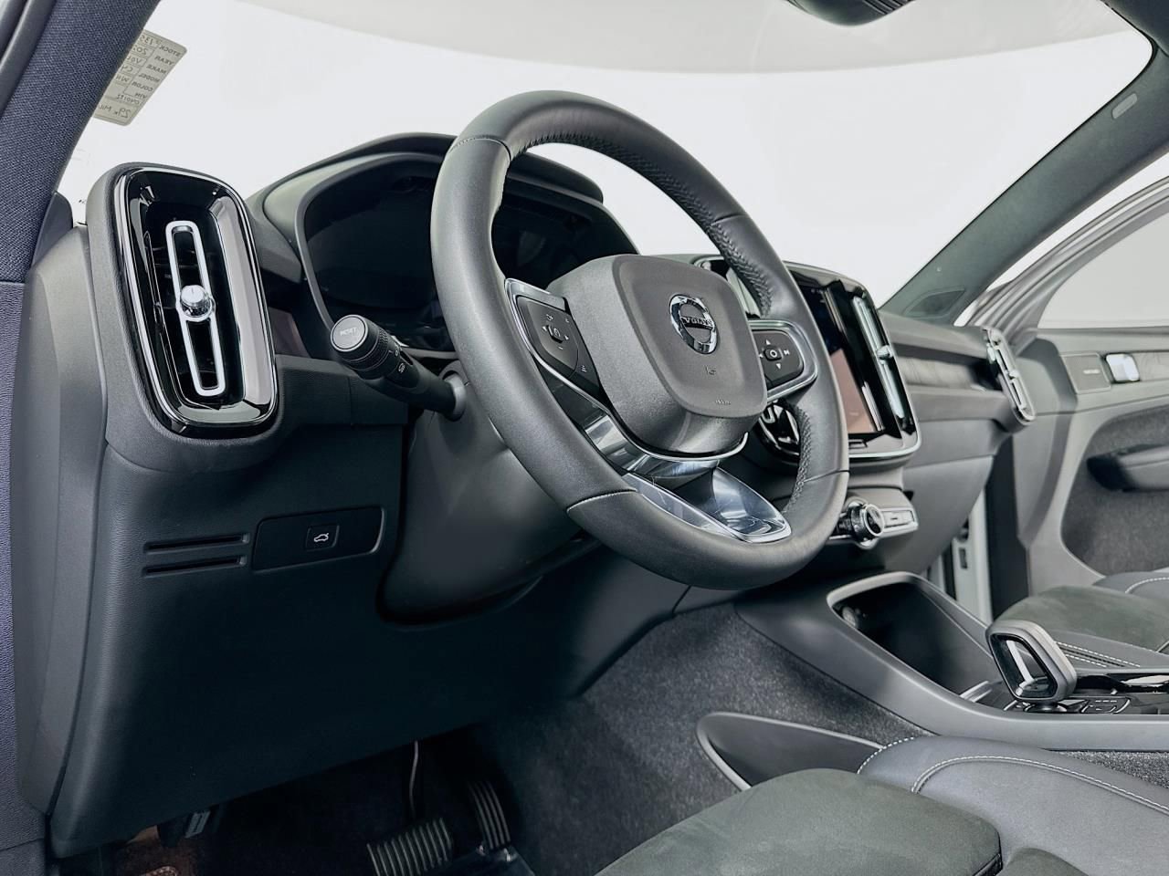 Used 2023 Volvo C40 P8 Recharge Ultimate image 10