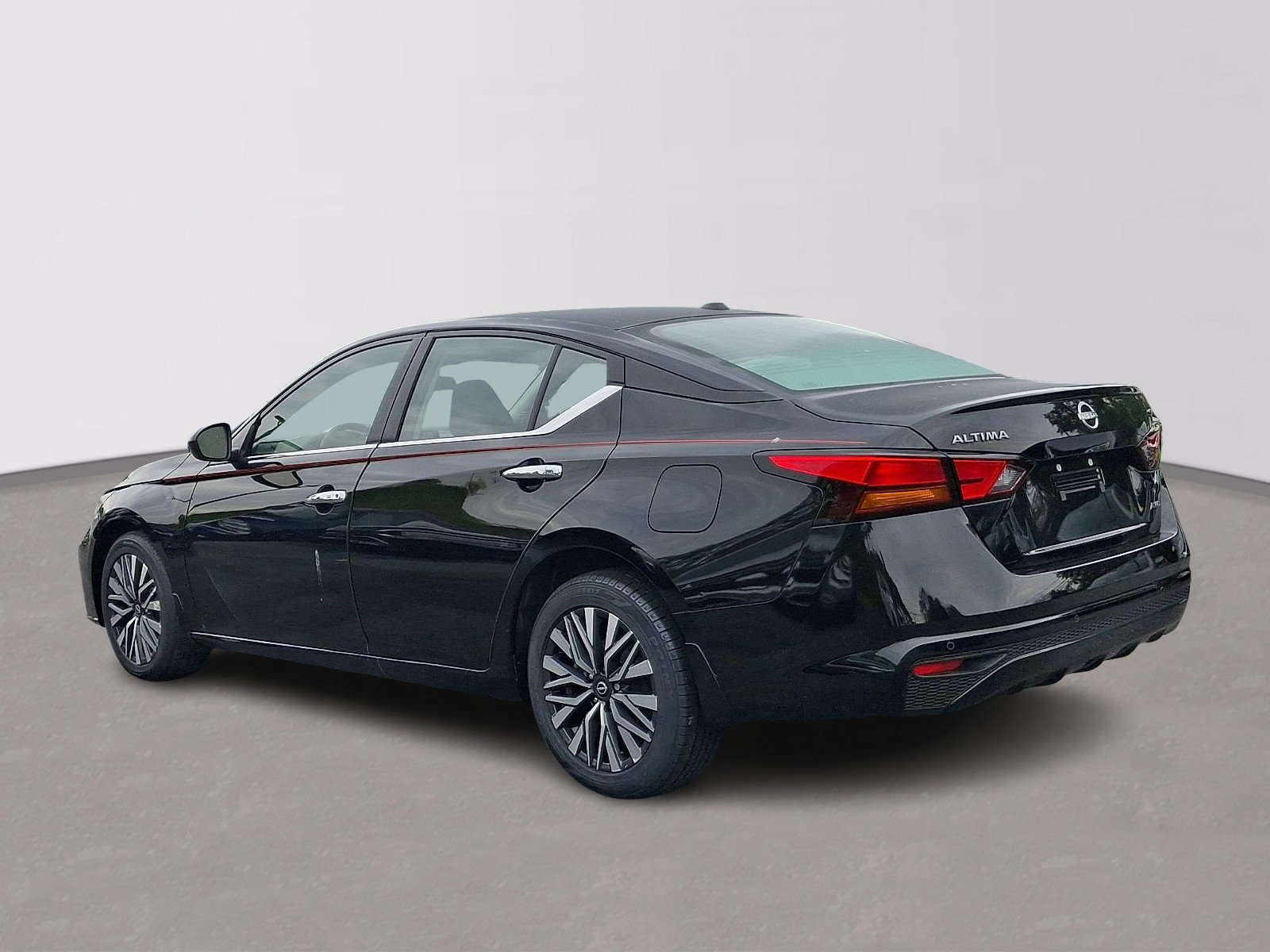 Used 2024 Nissan Altima 2.5 SV AWD/4WD image 4