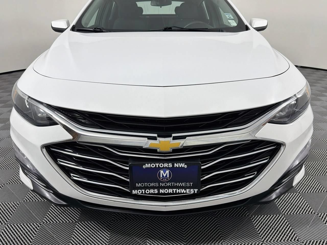 Used 2023 Chevrolet Malibu LT FWD image 2