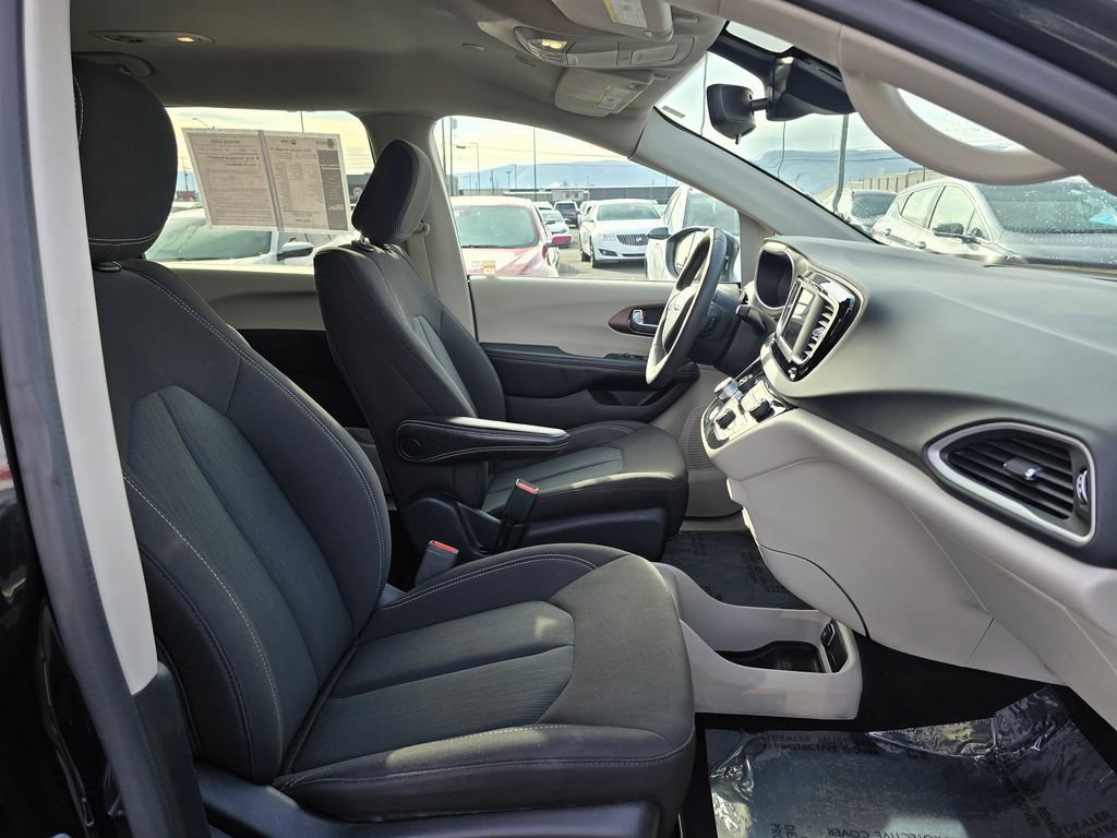 Used 2023 Chrysler Voyager LX image 9
