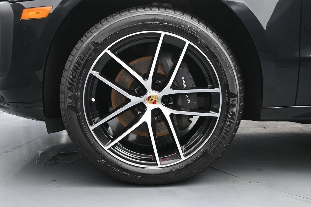Certified 2025 Porsche Macan AWD/4WD image 5