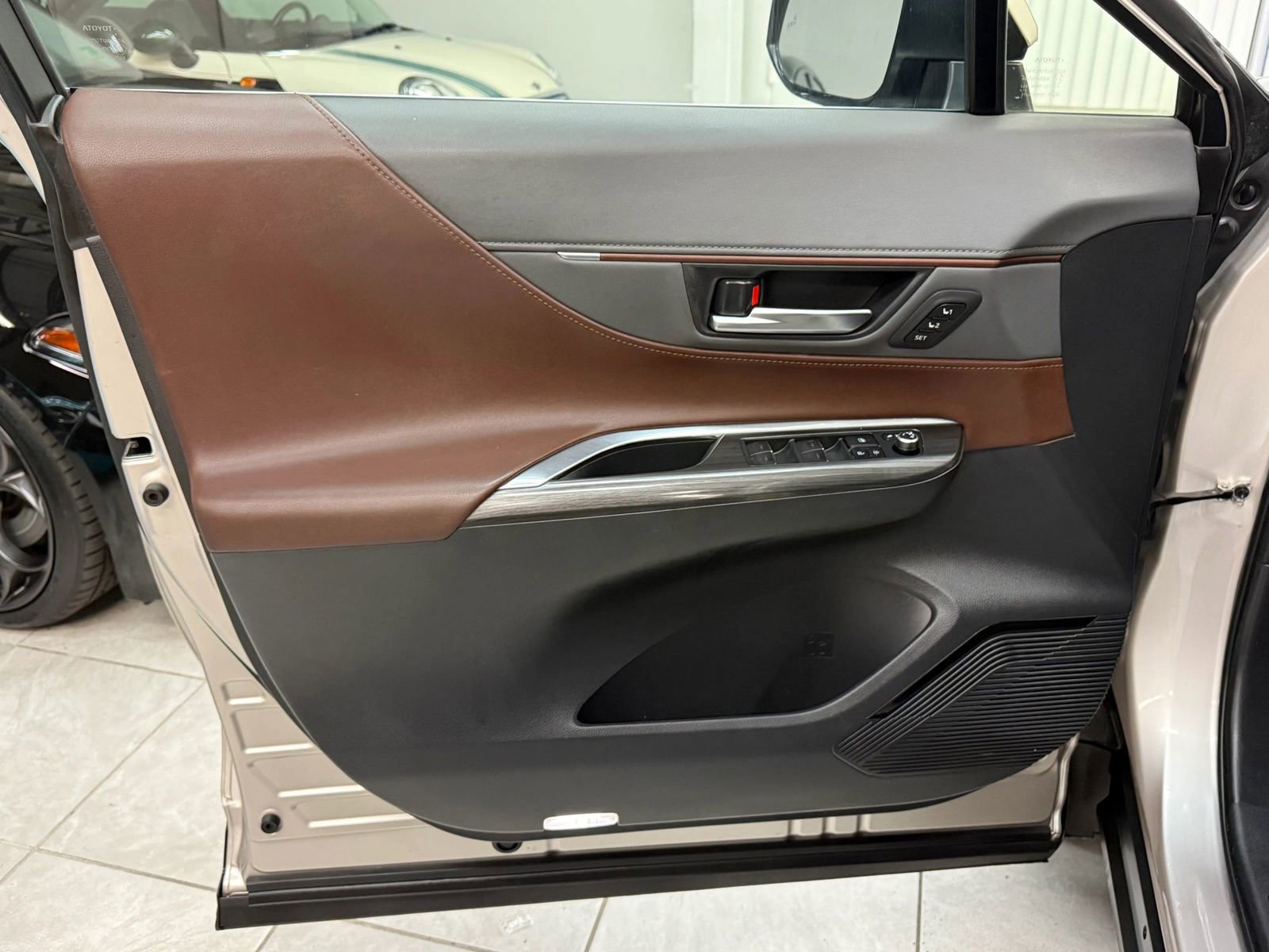 Used 2023 Toyota Venza Limited image 15