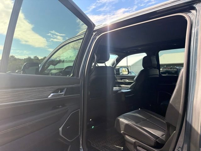 Used 2024 Jeep Wagoneer Series II w/ Premium Group I AWD/4WD image 12