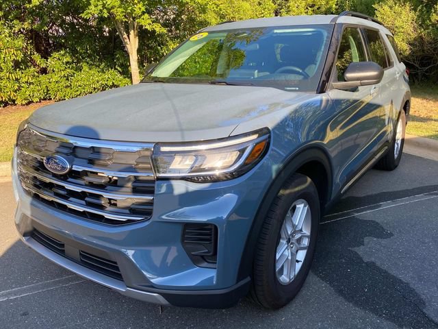 Used 2025 Ford Explorer Active RWD image 3