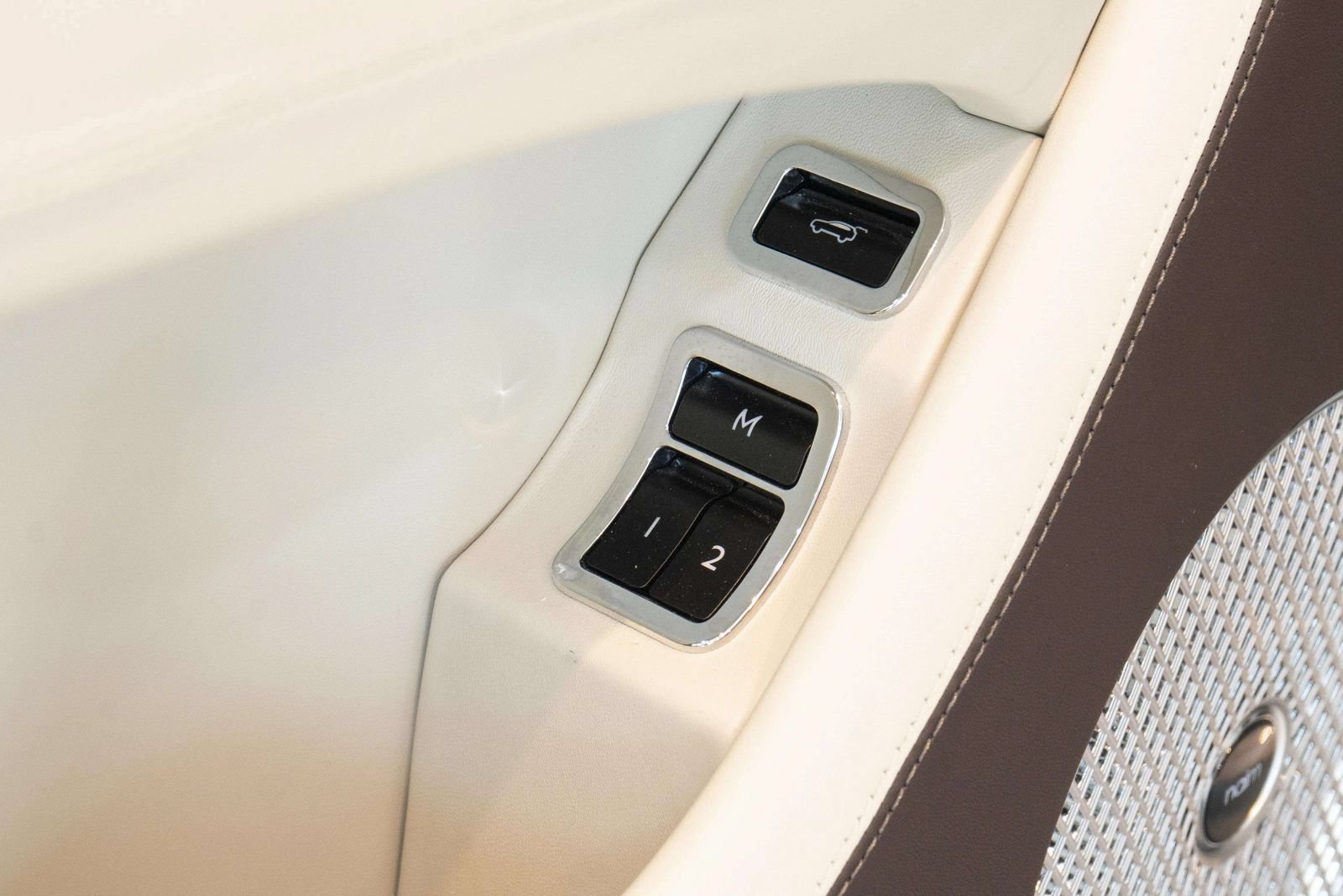Used 2022 Bentley Bentayga AWD/4WD image 29