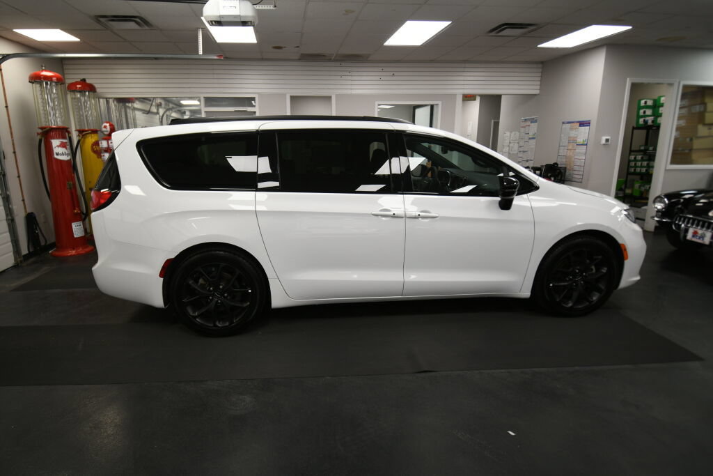 Used 2025 Chrysler Pacifica Limited FWD image 8