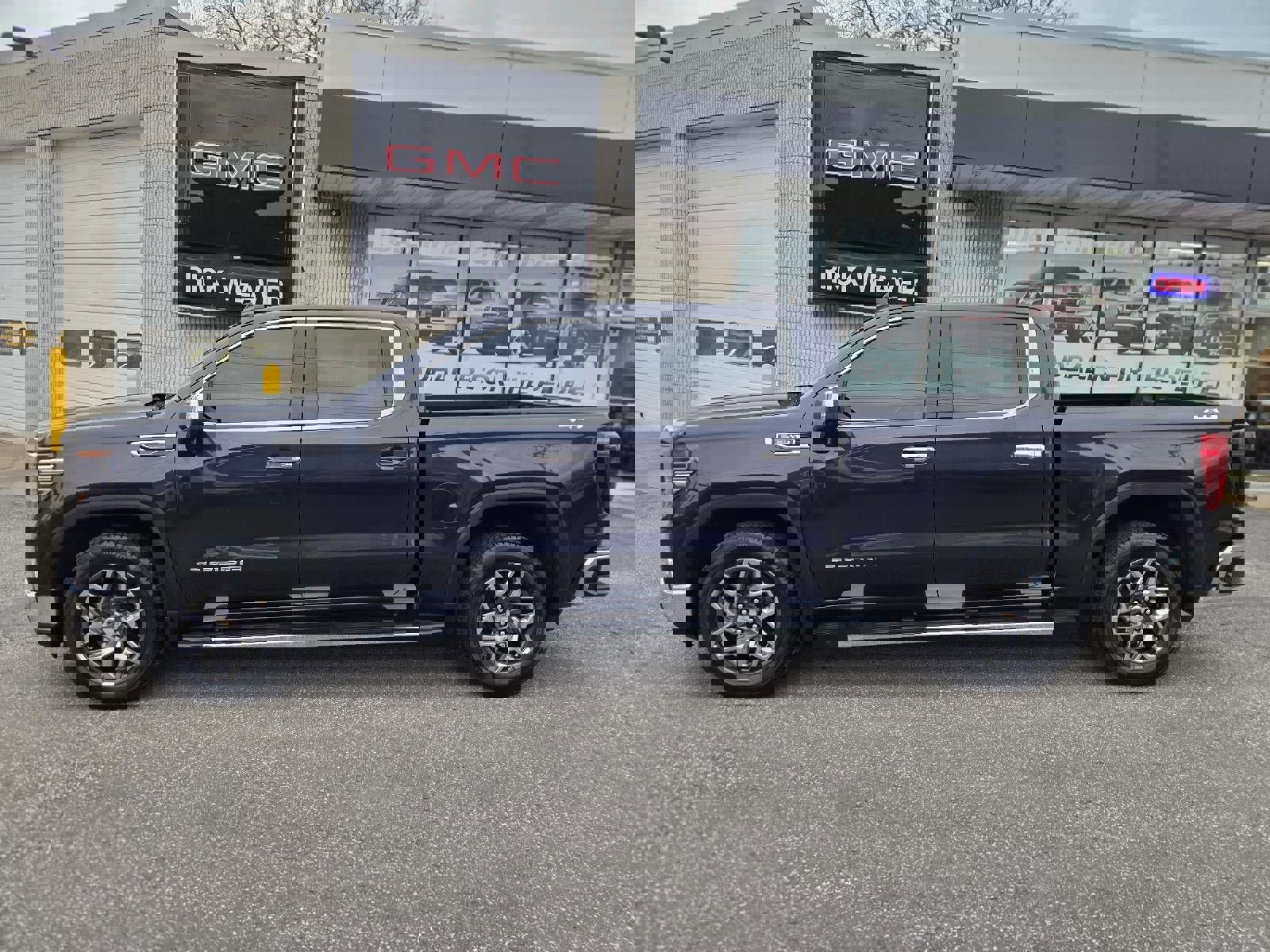 Certified 2022 GMC Sierra 1500 SLT w/ SLT Premium Plus Package image 4