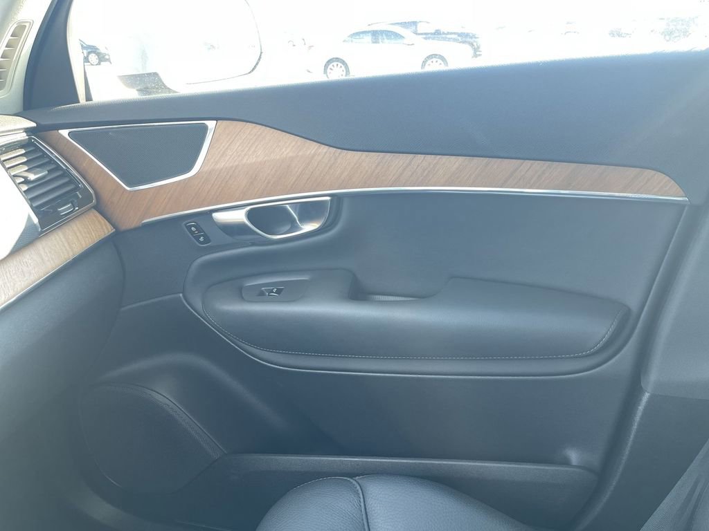 Used 2025 Volvo XC90 B6 Plus image 32