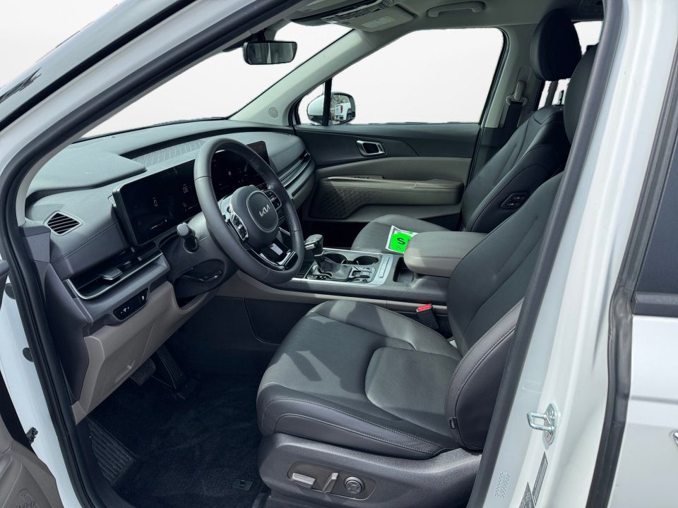 Used 2025 Kia Carnival EX FWD image 11