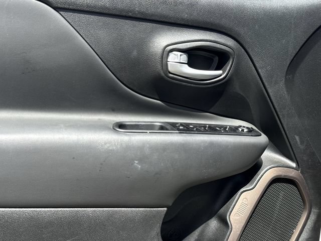 Used 2023 Jeep Renegade Latitude AWD/4WD image 24