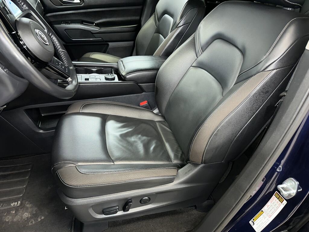 Used 2023 Nissan Pathfinder SL image 2