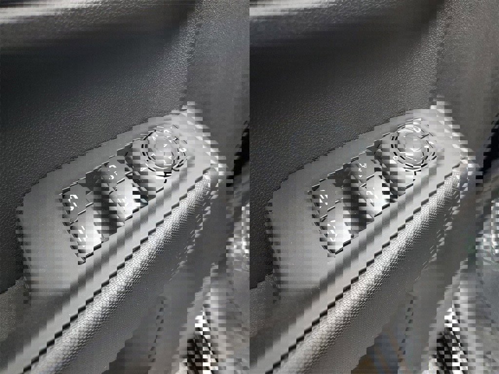 Used 2025 Chevrolet Silverado 1500 Custom image 9