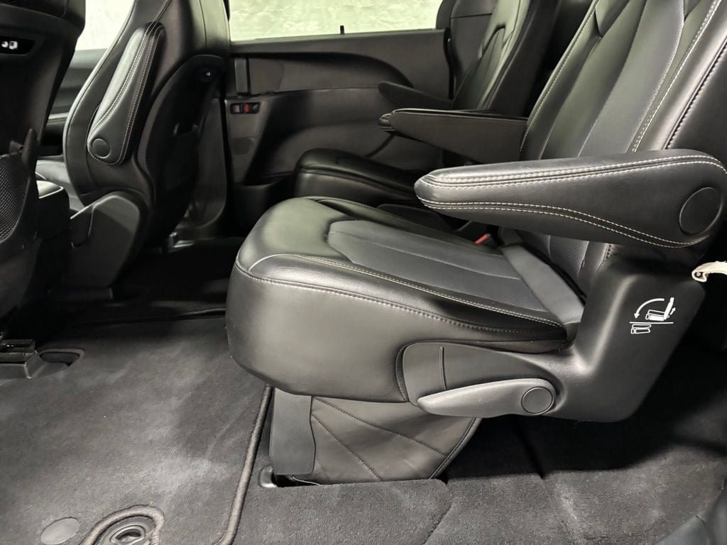 Used 2025 Chrysler Pacifica Select FWD image 40