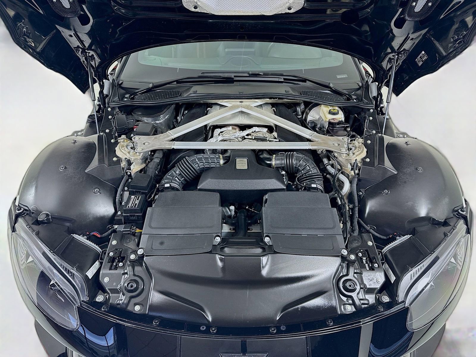 Used 2023 Aston Martin V8 Vantage Coupe image 23