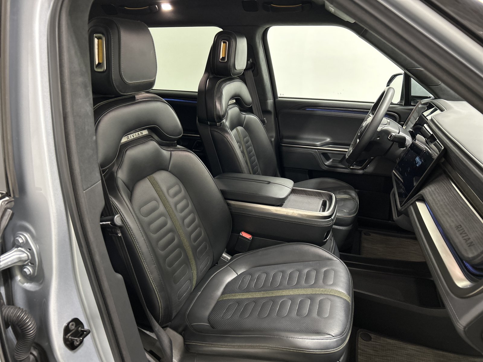 Used 2024 Rivian R1S Adventure AWD/4WD image 24