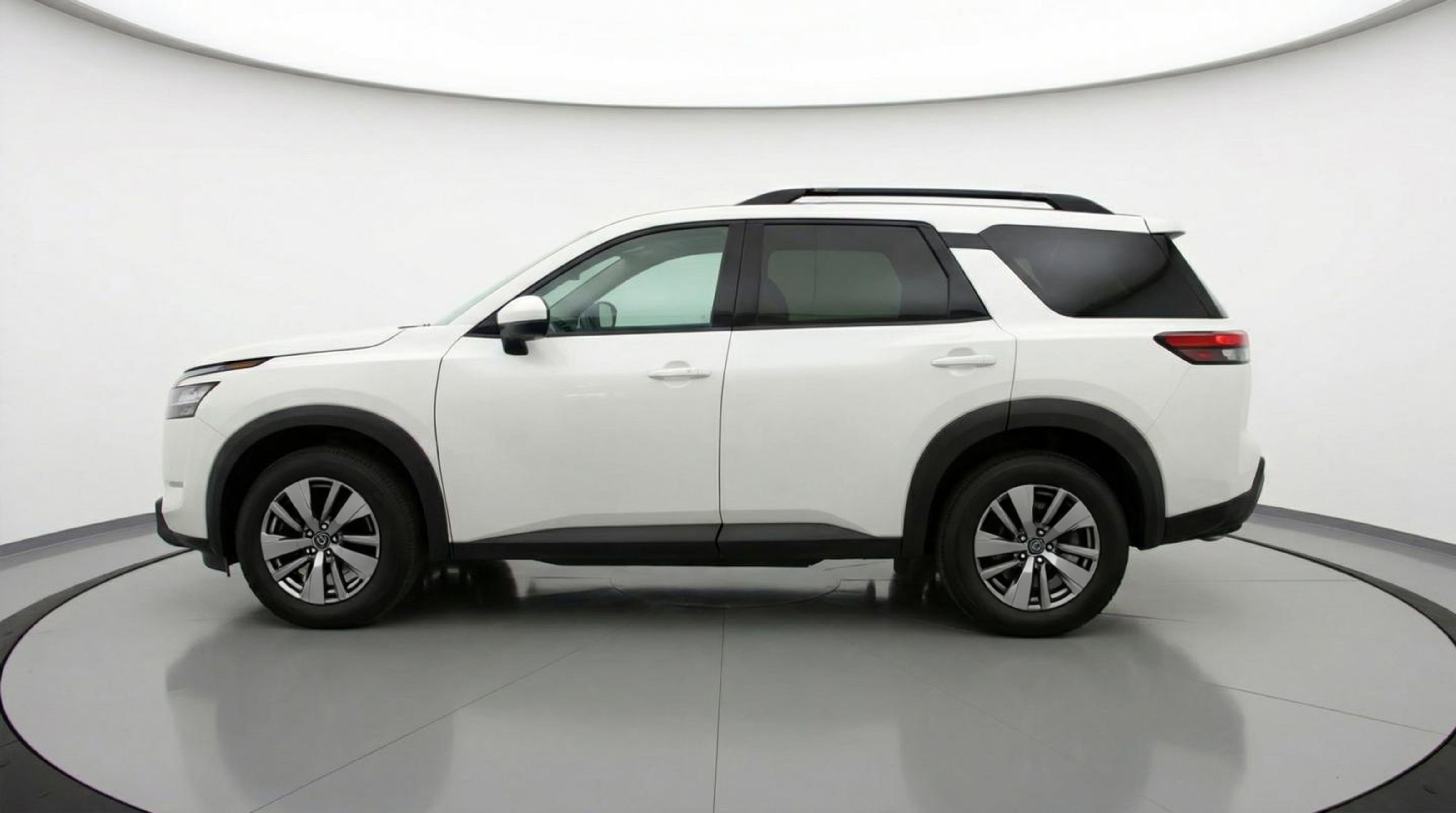 Used 2025 Nissan Pathfinder SV image 5
