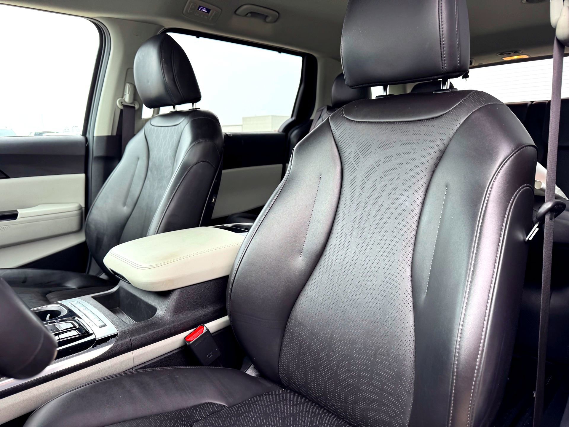 Used 2024 Kia Carnival EX image 13