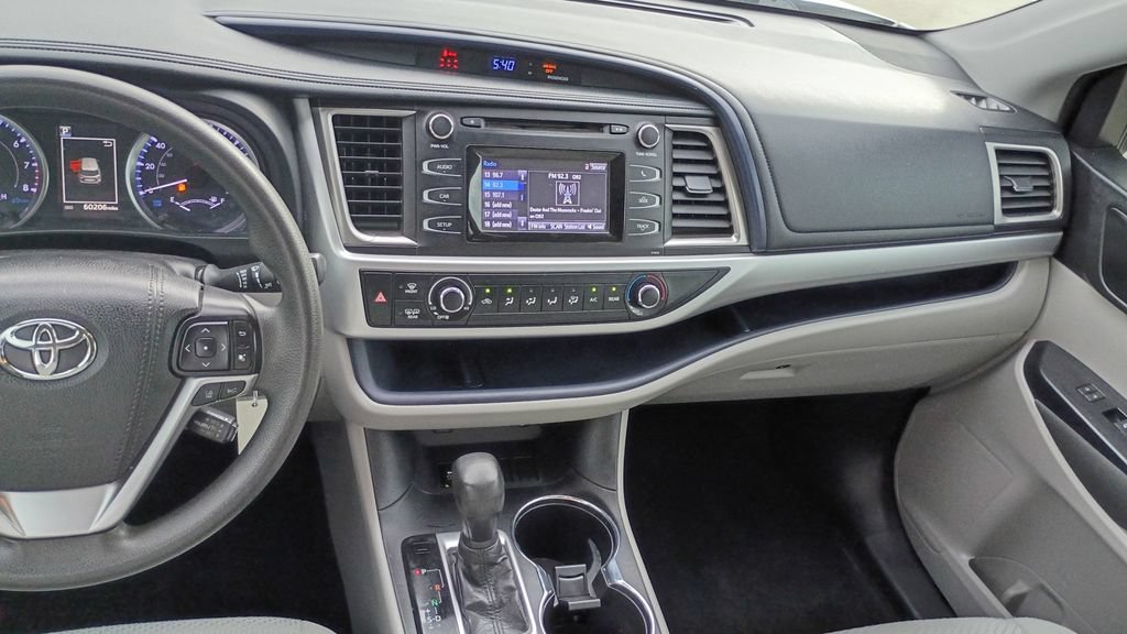 Used 2019 Toyota Highlander LE FWD image 30