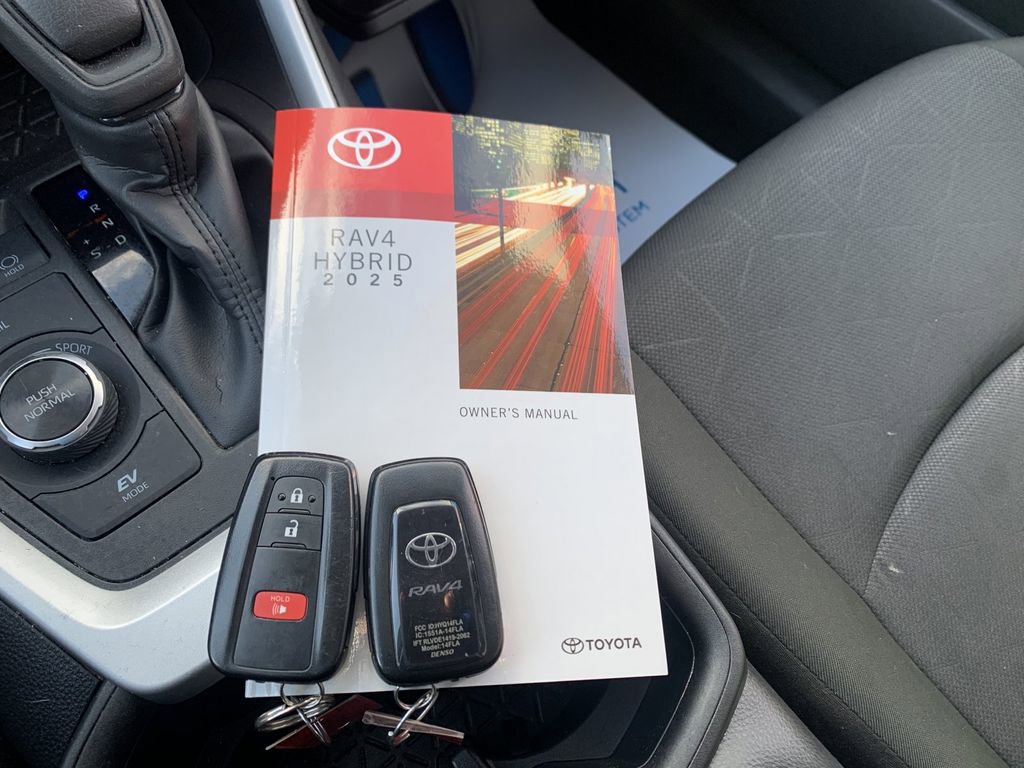 Used 2025 Toyota RAV4 XLE image 9