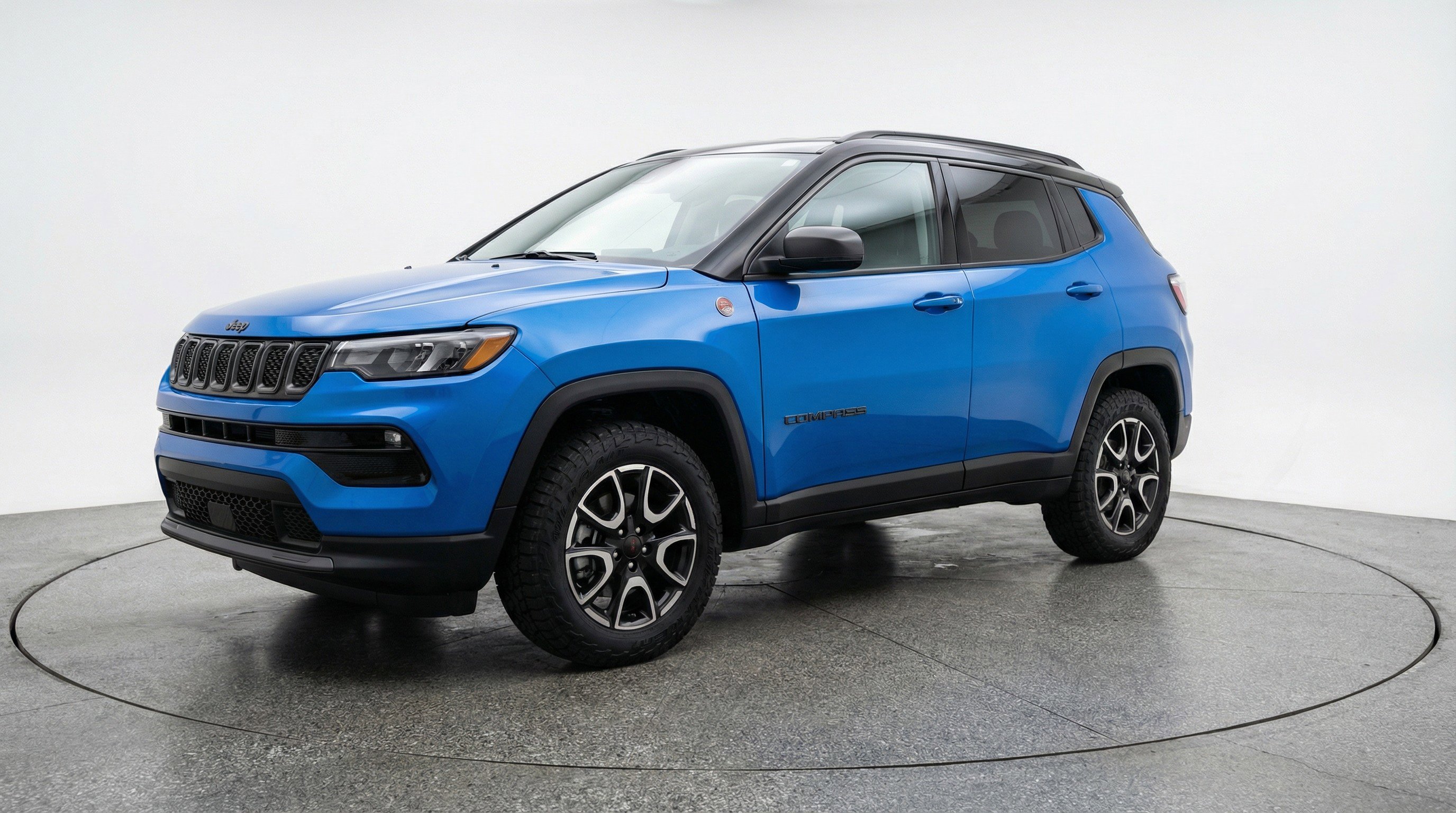 Used 2025 Jeep Compass Trailhawk image 3