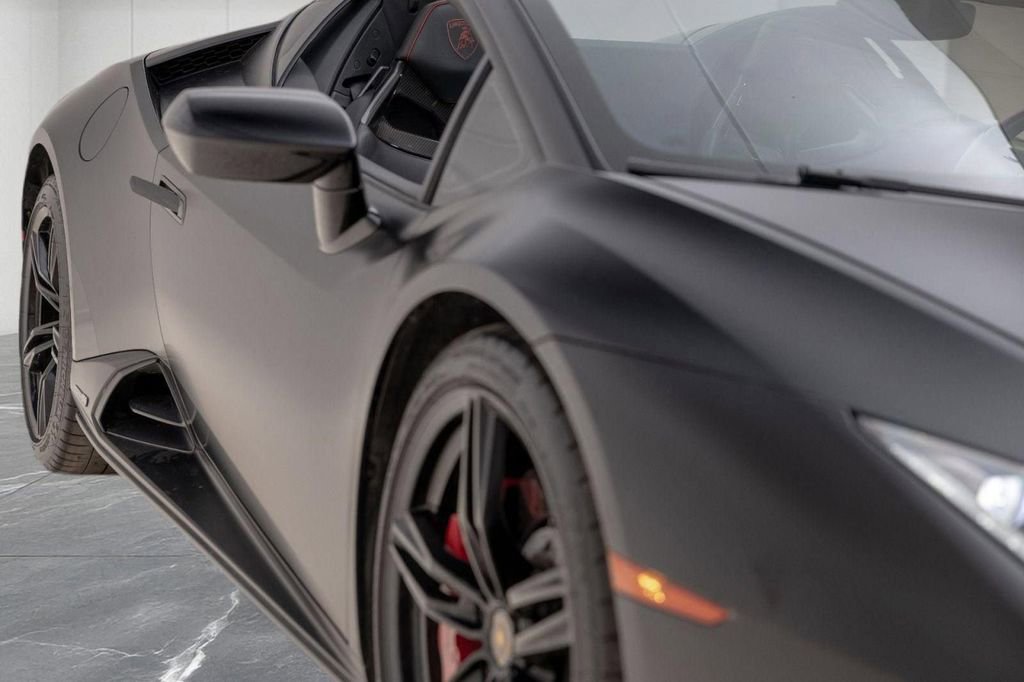 Used 2020 Lamborghini Huracan EVO image 17