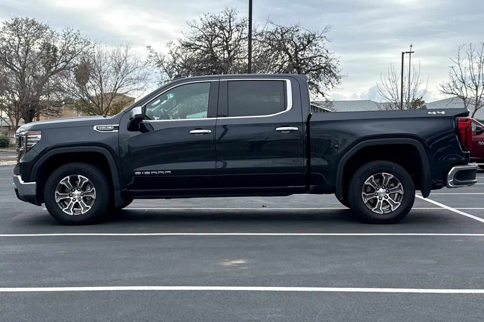 Used 2025 GMC Sierra 1500 SLT image 8