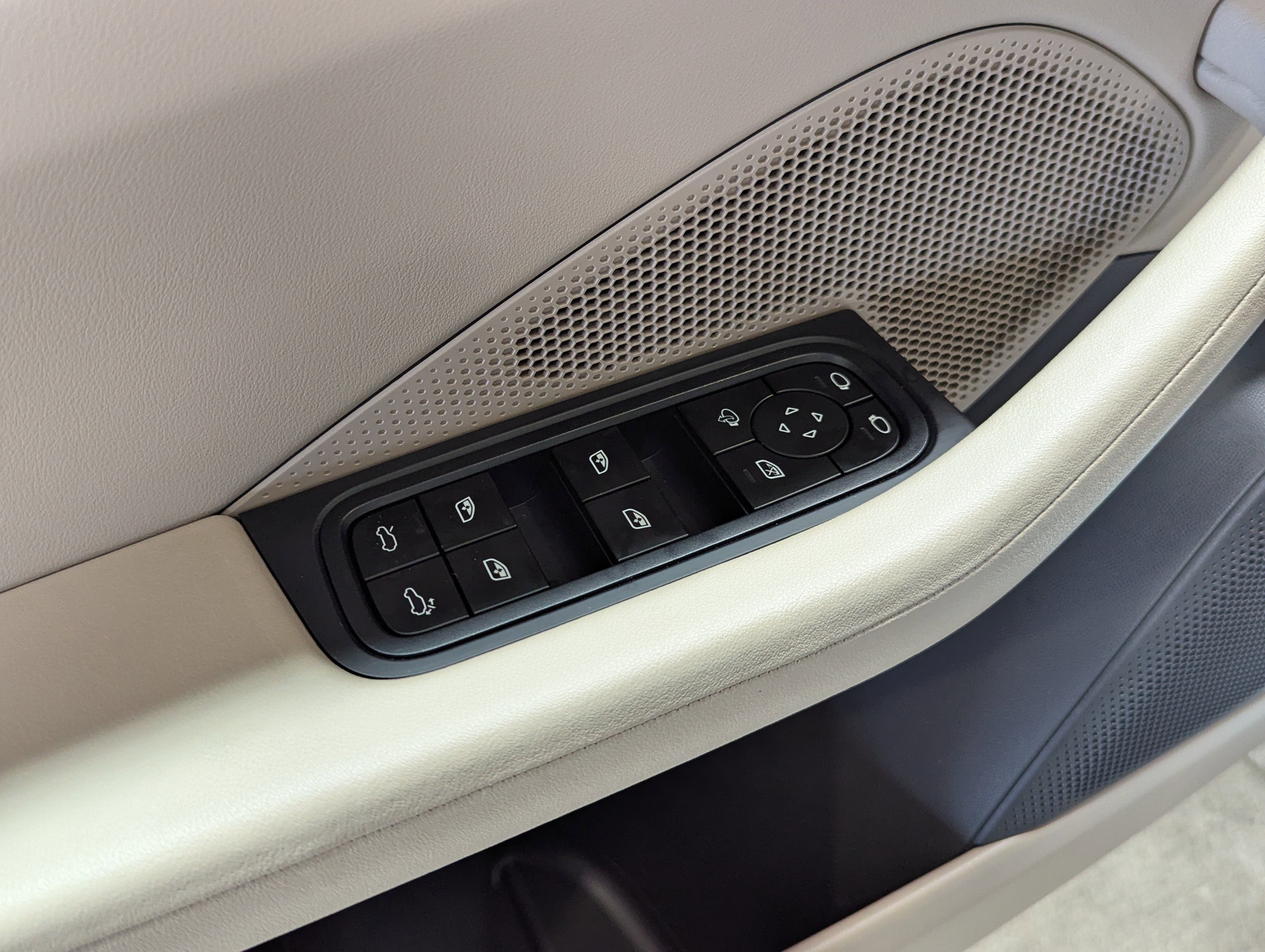 Certified 2025 Porsche Macan 4 Electric image 28