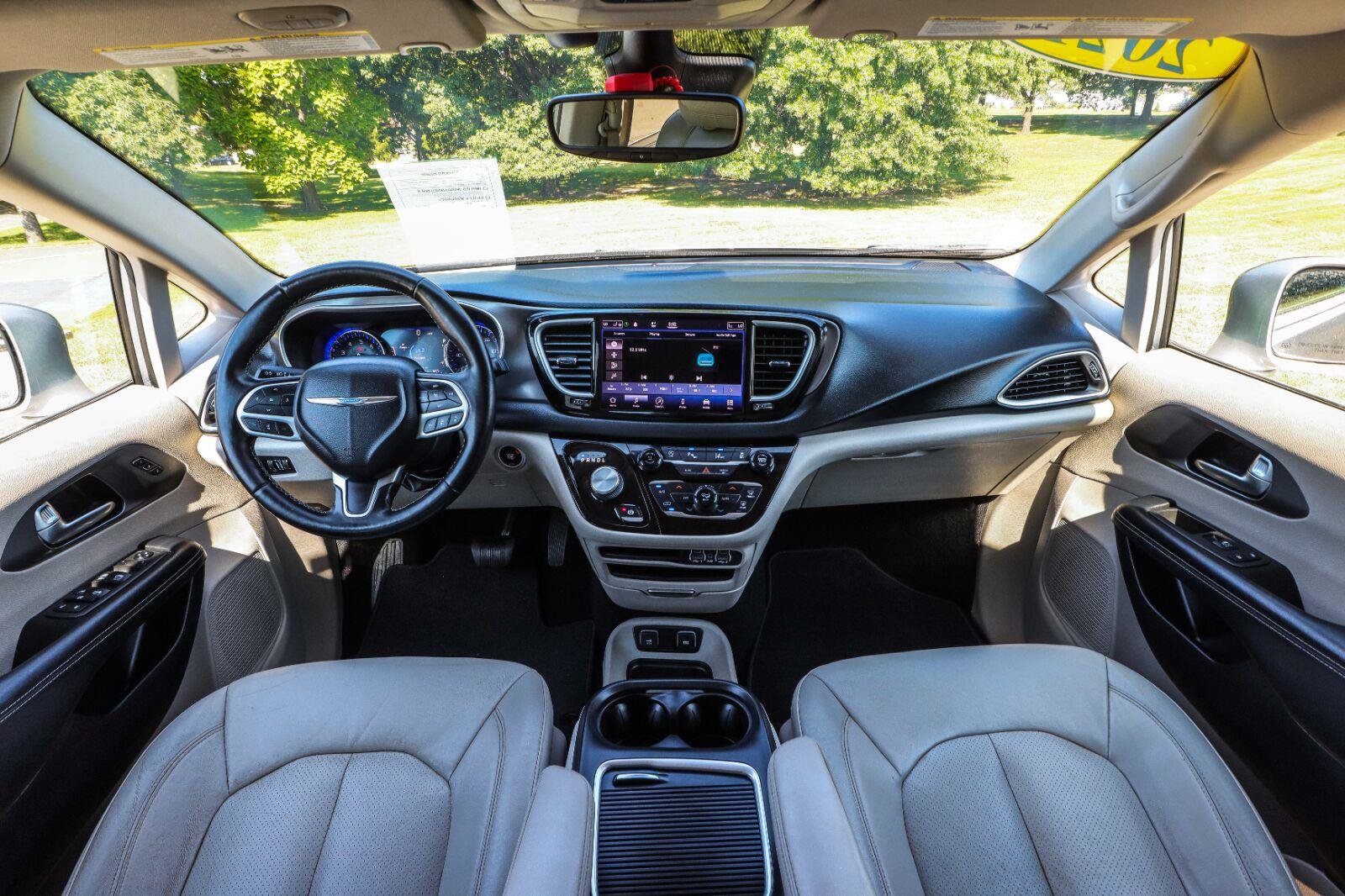 Used 2021 Chrysler Pacifica Touring-L FWD image 2