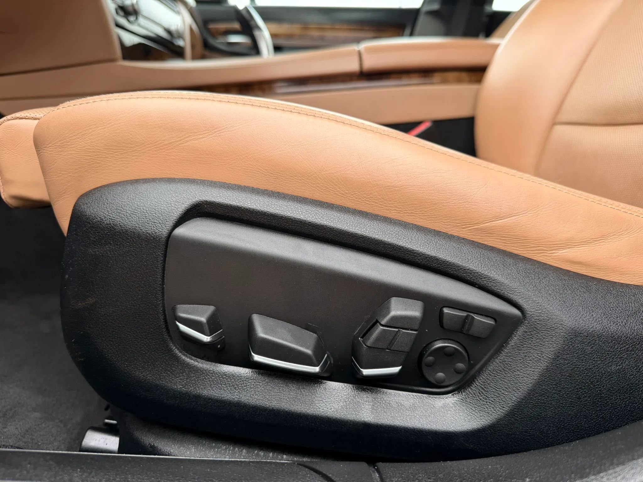 Used 2014 BMW 740Li image 27