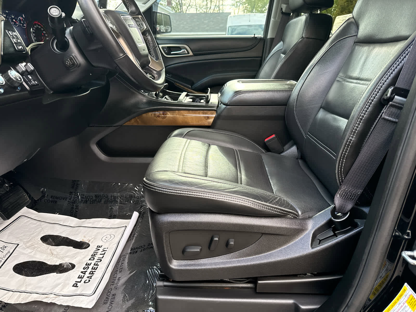 Used 2016 GMC Yukon Denali w/ Open Road Package AWD/4WD image 11