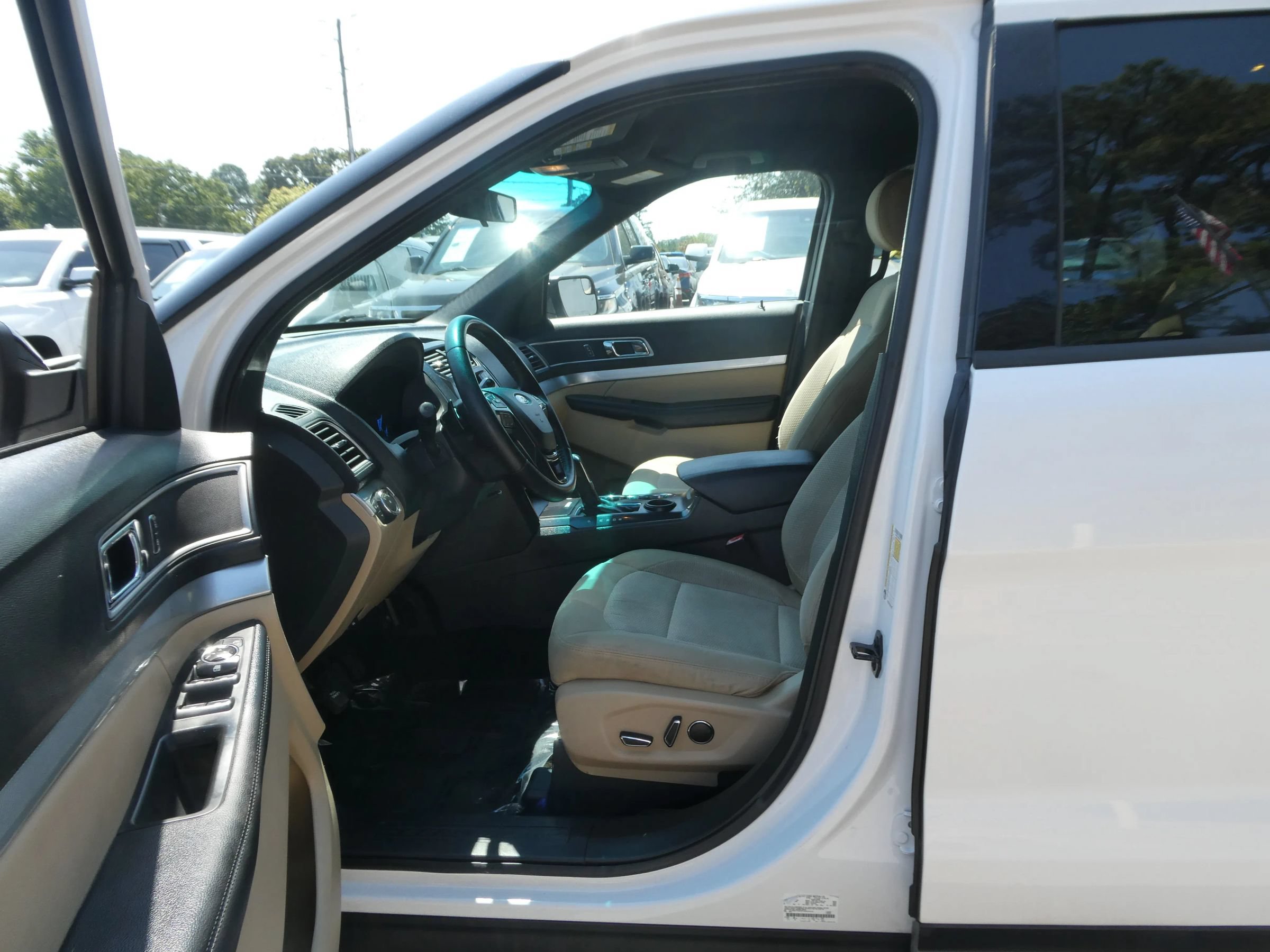 Used 2017 Ford Explorer XLT FWD image 12