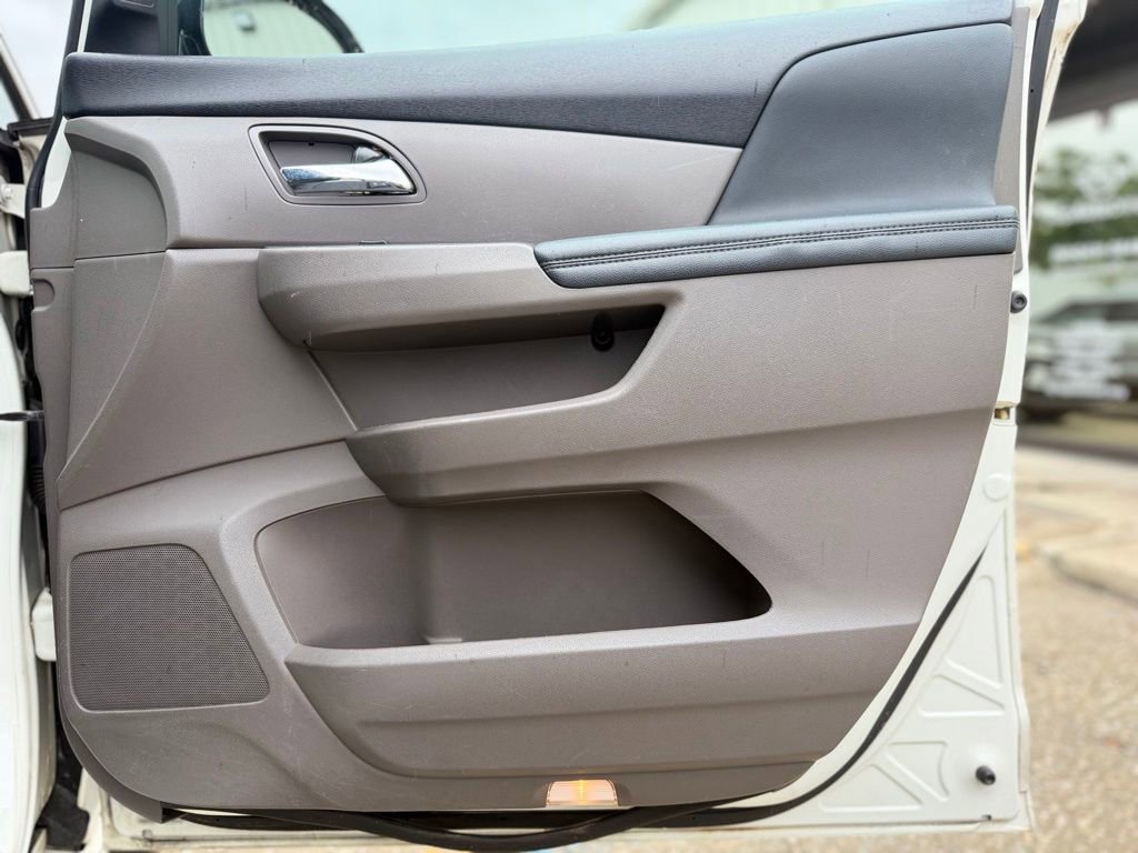 Used 2015 Honda Odyssey Touring Elite image 16