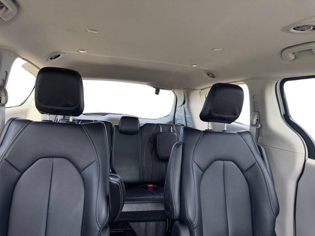 Used 2024 Chrysler Pacifica Limited FWD image 14