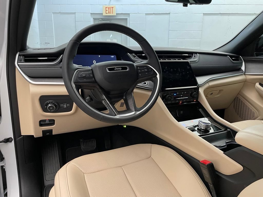 New 2025 Jeep Grand Cherokee L Limited w/ Luxury Tech Group II AWD/4WD image 9