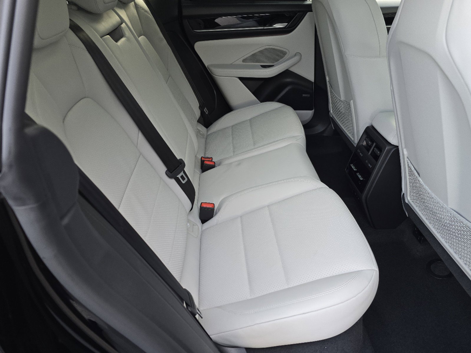 New 2025 Porsche Macan 4S Electric AWD/4WD image 29