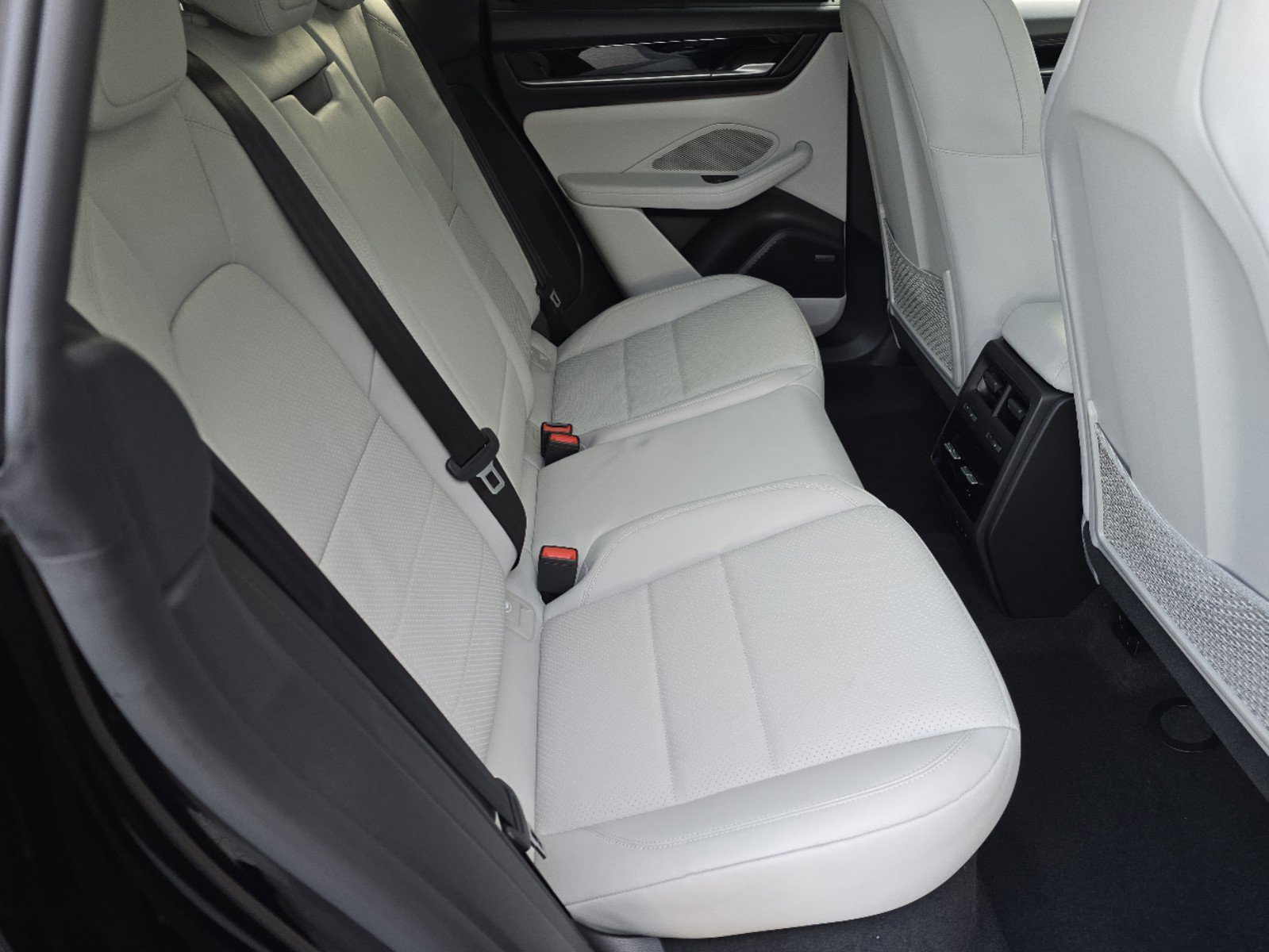 New 2025 Porsche Macan 4S Electric image 29