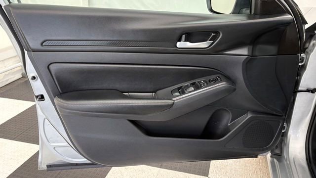 Used 2025 Nissan Altima 2.5 SV FWD image 13