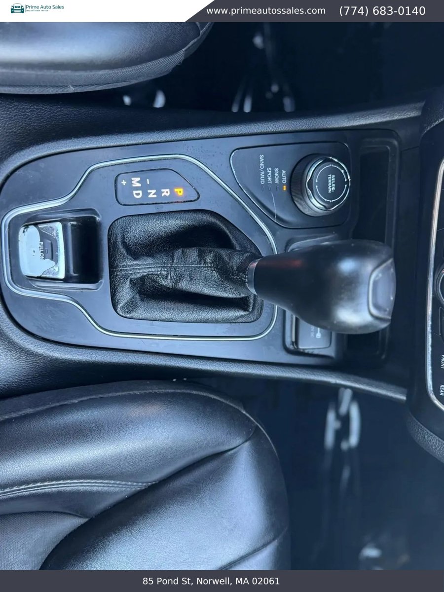 Used 2019 Jeep Cherokee Latitude Plus AWD/4WD image 18