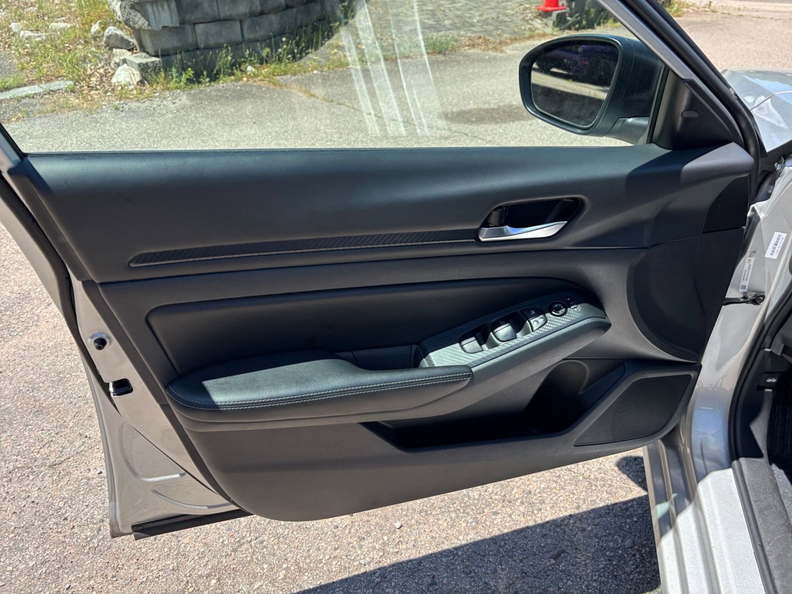Used 2025 Nissan Altima 2.5 SV FWD image 18