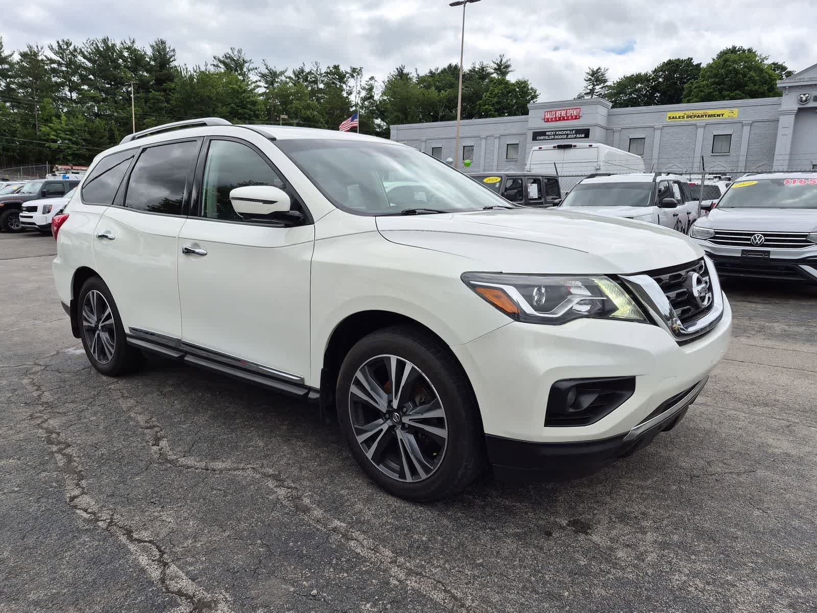 Used 2019 Nissan Pathfinder Platinum AWD/4WD image 2