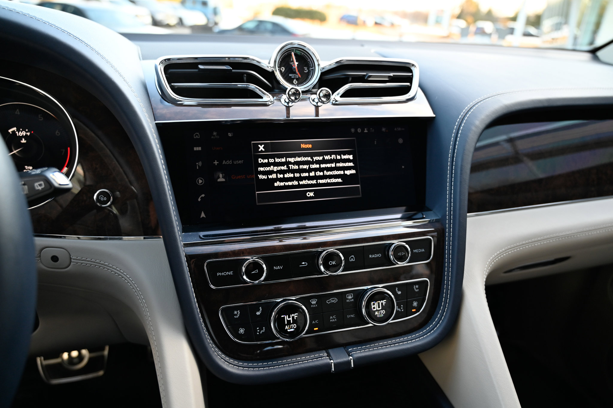 Used 2022 Bentley Bentayga image 28