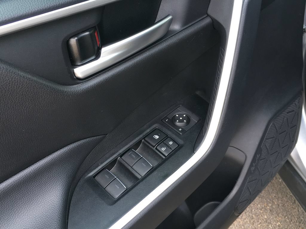 Used 2025 Toyota RAV4 XLE AWD/4WD image 19
