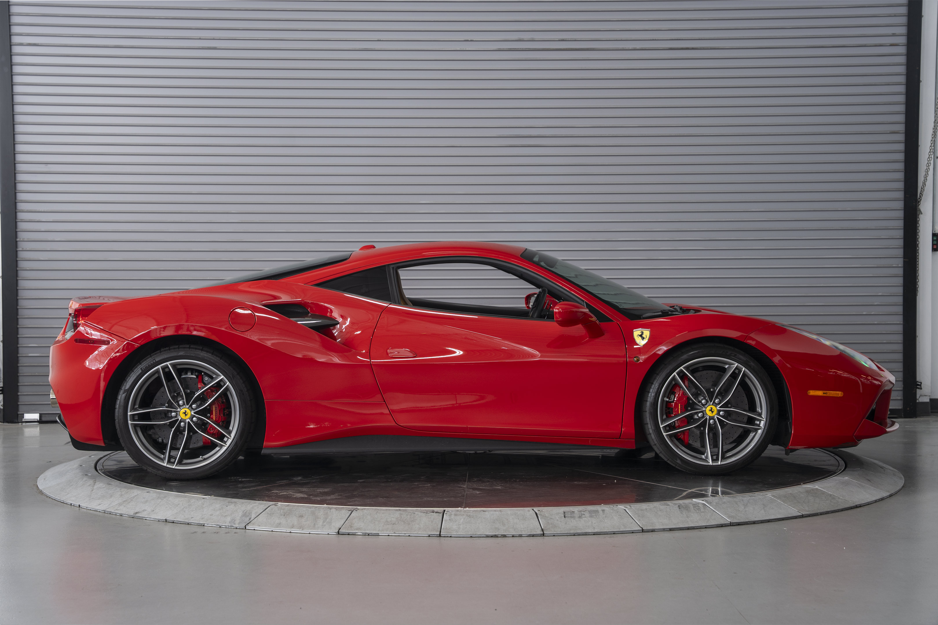 Used 2018 Ferrari 488 GTB RWD image 6